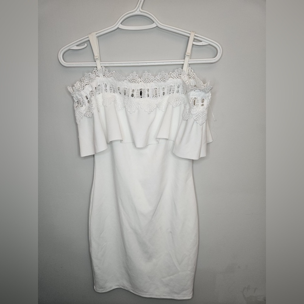 By&By Sexy Bodycon Dress
Off white
Size 1
Off Shoulder 
Measurements in picture